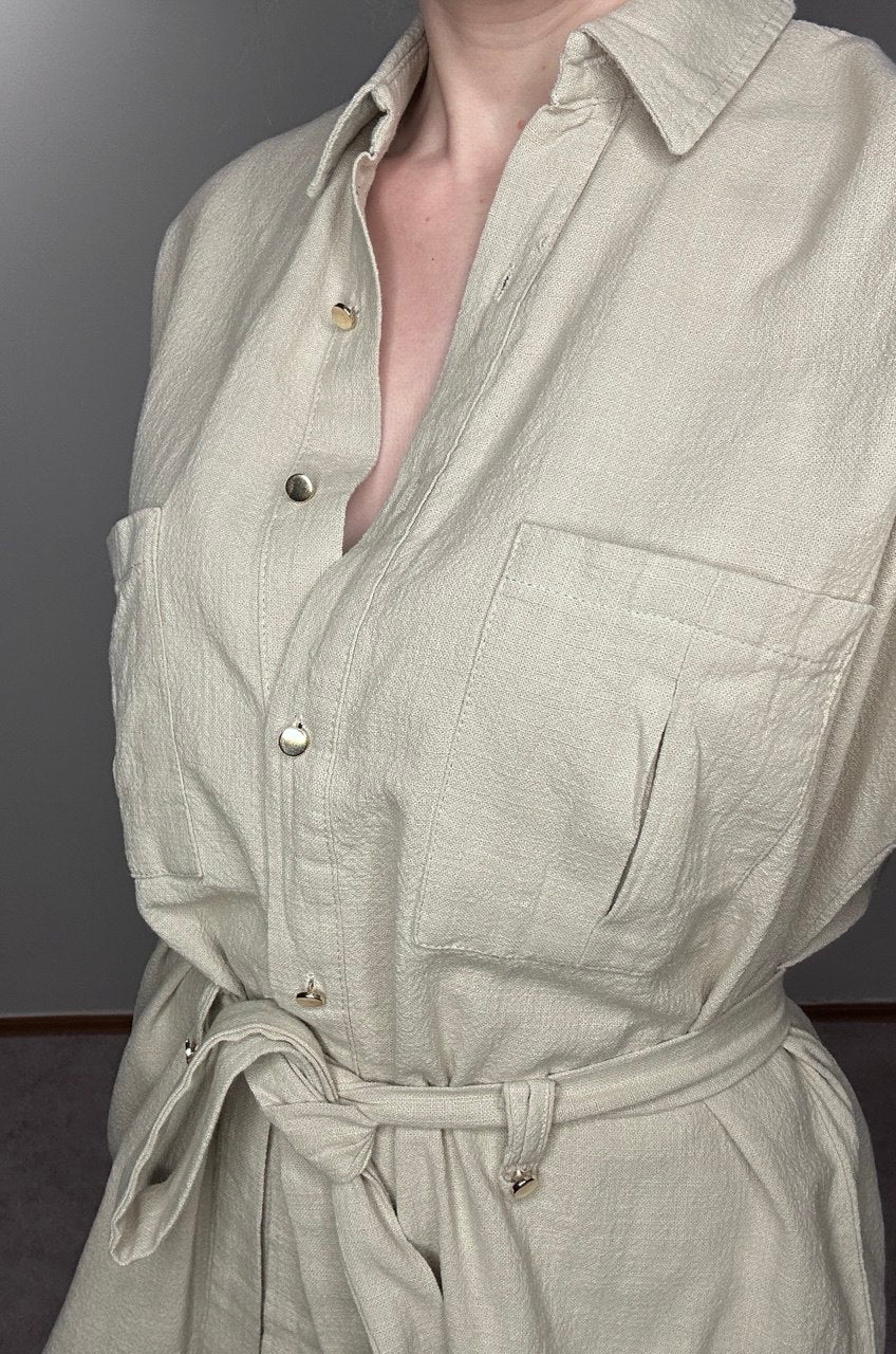 Béžová lněná souprava – Košilové Top s Páskem & Wide-Leg Kalhoty
