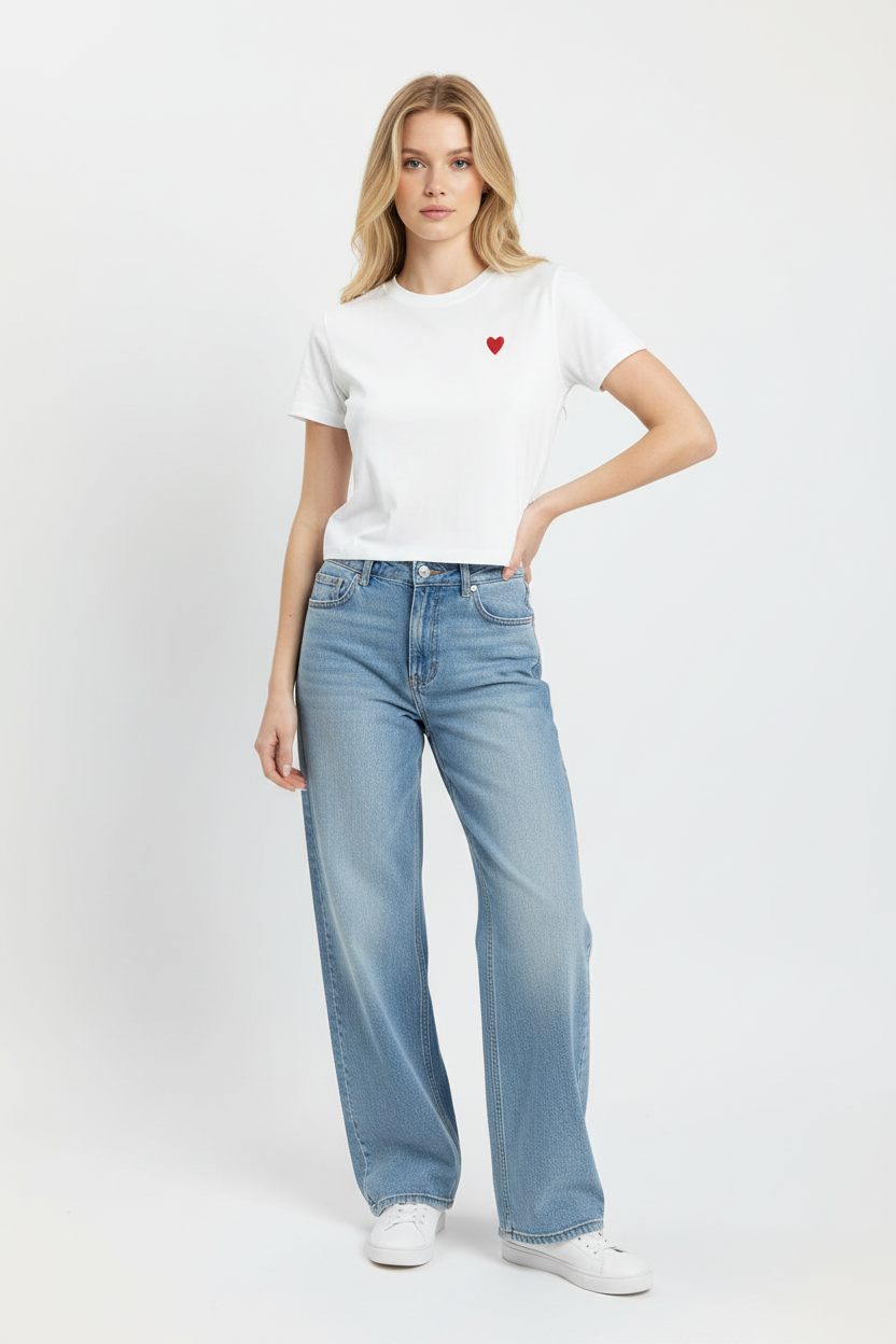 Bílé tričko se srdcem – modelka