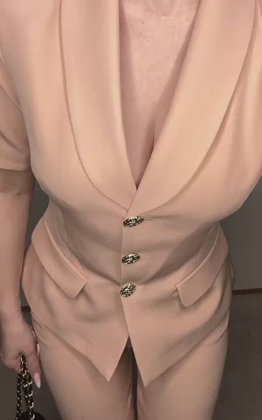 Růžový elegantní kostým – Sako se zlatými knoflíky & Wide-Leg Kalhoty
