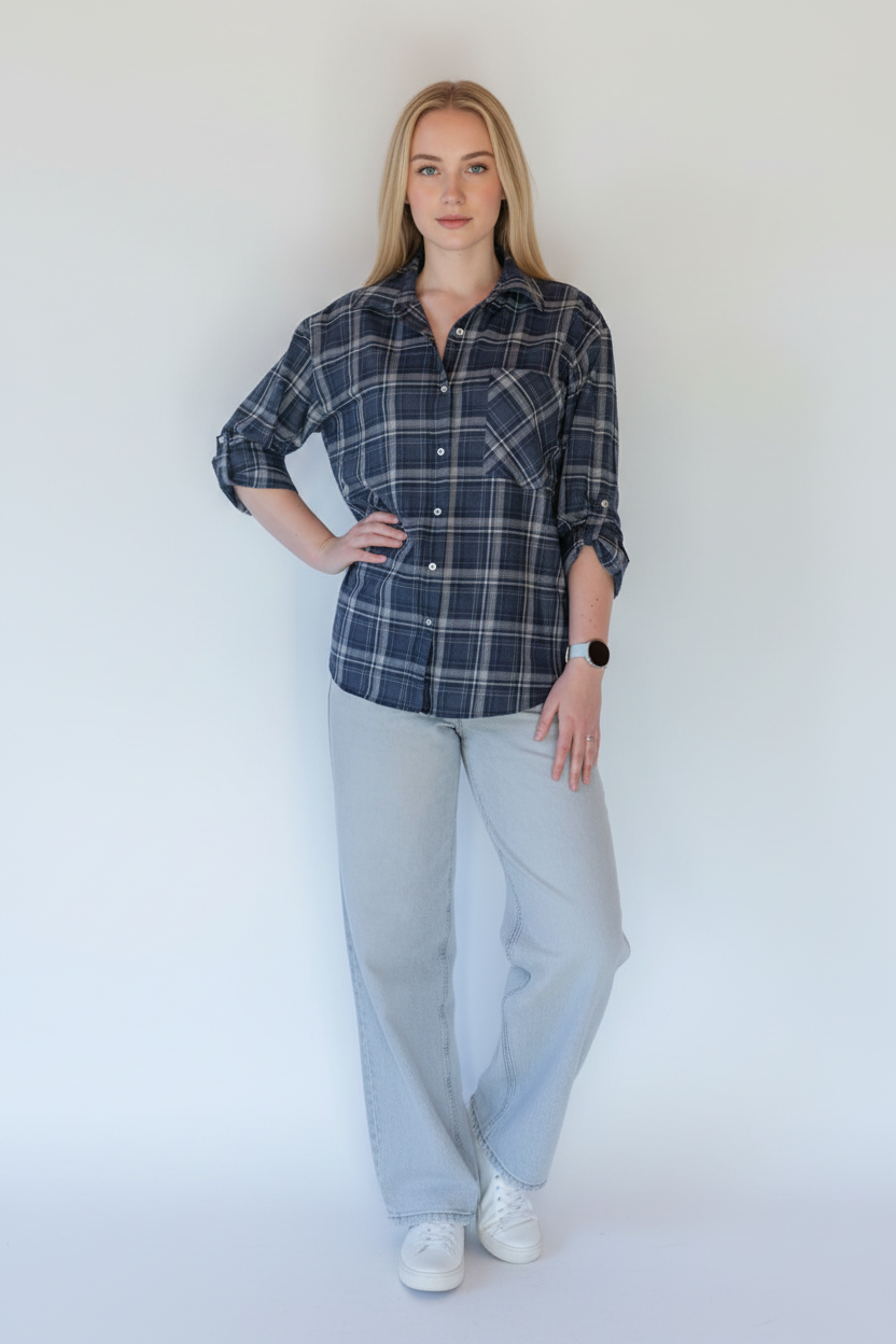 Tmavě modrá kostkovaná košile – modelka