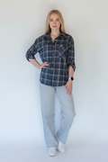 Tmavě modrá kostkovaná košile – modelka